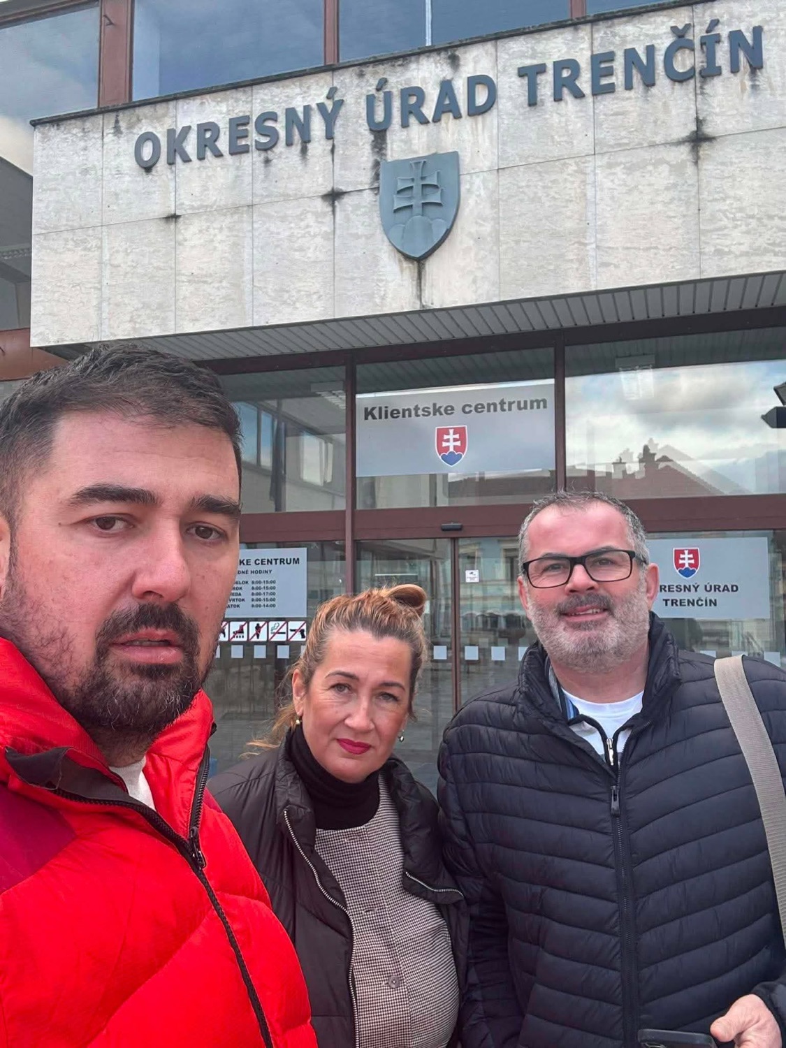 Členovia petičného výboru pred Okresným úradom Trenčín pri vybavovaní petície