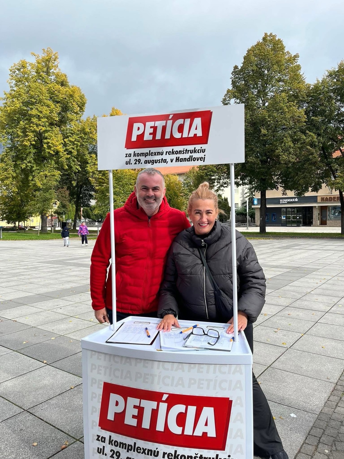Petičný stánok za komplexnú rekonštrukciu Ulice 29. augusta na námestí v Handlovej
